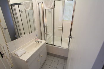 Drummond Apartments Services - Accommodation Burleigh 6