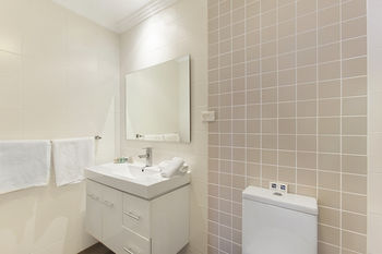 Checkers Resort & Conference Centre - Accommodation Burleigh 5