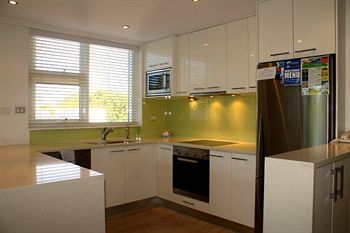 84 The Spit - Accommodation Burleigh 15