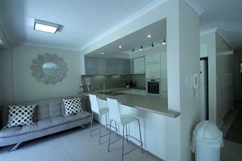 84 The Spit - Accommodation Burleigh 20