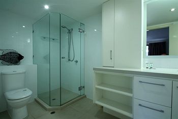 84 The Spit - Accommodation Burleigh 37