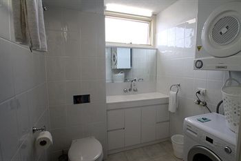 84 The Spit - Accommodation Burleigh 40