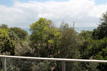 84 The Spit - Accommodation Burleigh 44