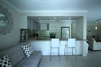 84 The Spit - Accommodation Burleigh 47