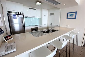 84 The Spit - Accommodation Burleigh 51