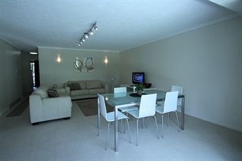 84 The Spit - Accommodation Burleigh 60