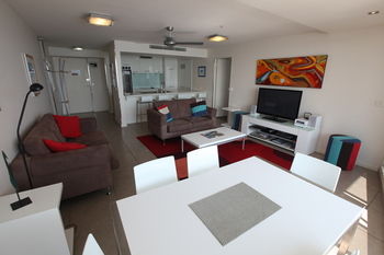 84 The Spit - Accommodation Burleigh 77