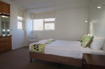 84 The Spit - Accommodation Burleigh 94