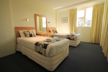 84 The Spit - Accommodation Burleigh 97