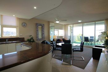84 The Spit - Accommodation Burleigh 107