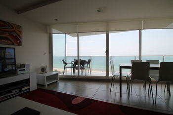 84 The Spit - Accommodation Burleigh 113