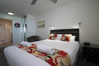 84 The Spit - Accommodation Burleigh 134