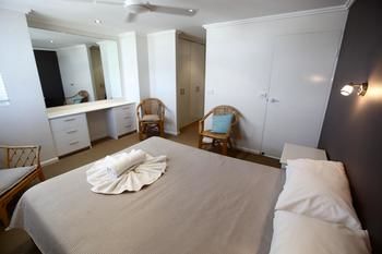 84 The Spit - Accommodation Burleigh 136