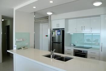 84 The Spit - Accommodation Burleigh 141