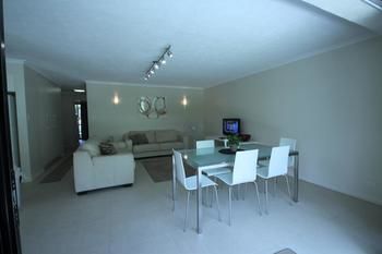 84 The Spit - Accommodation Burleigh 143