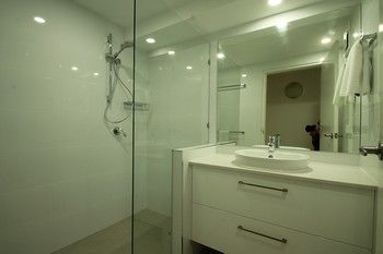 84 The Spit - Accommodation Burleigh 160