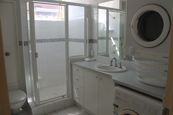 84 The Spit - Accommodation Burleigh 170