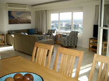 84 The Spit - Accommodation Burleigh 172
