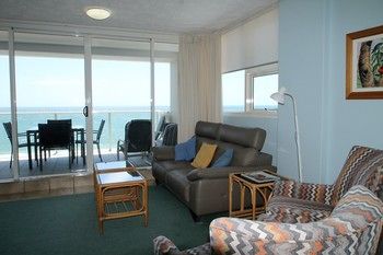 84 The Spit - Accommodation Burleigh 175