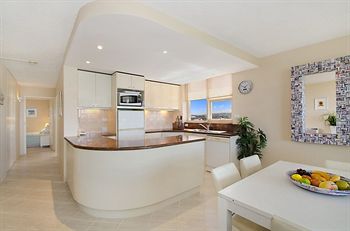 84 The Spit - Accommodation Burleigh 9