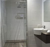 The Huskisson - Accommodation Burleigh