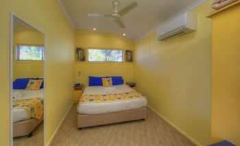 Alex Beach Cabins - Accommodation Burleigh 11