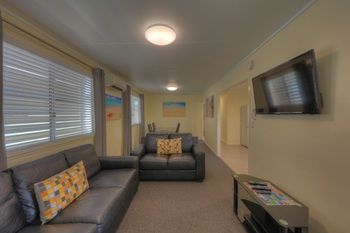 Alex Beach Cabins - Accommodation Burleigh 14