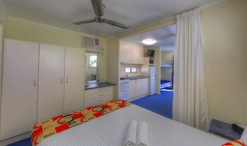 Alex Beach Cabins - Accommodation Burleigh 26