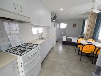 Alex Beach Cabins - Accommodation Burleigh 32