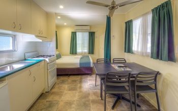 Alex Beach Cabins - Accommodation Burleigh 36