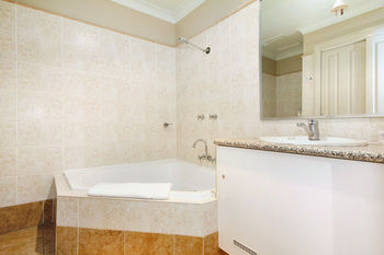 Edward Parry Motel & Apartments - Accommodation Burleigh 0