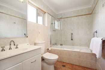 Edward Parry Motel & Apartments - Accommodation Burleigh 1