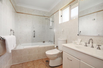 Edward Parry Motel & Apartments - Accommodation Burleigh 2