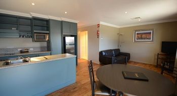 Edward Parry Motel & Apartments - Accommodation Burleigh 25