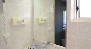 Edward Parry Motel & Apartments - Accommodation Burleigh 27