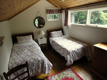 Stones Throw Cottage Bed & Breakfast - Accommodation Burleigh 2