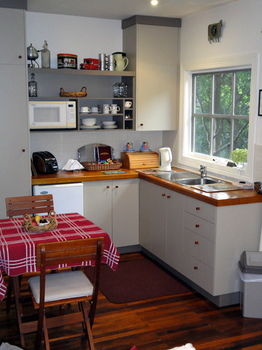 Stones Throw Cottage Bed & Breakfast - Accommodation Burleigh 3
