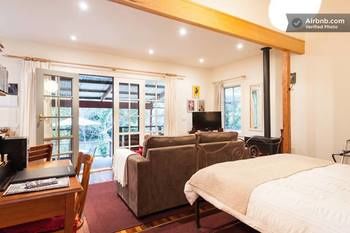 Stones Throw Cottage Bed & Breakfast - Accommodation Burleigh 6