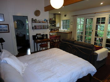 Stones Throw Cottage Bed & Breakfast - Accommodation Burleigh 10