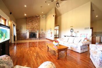 Relaxin - Accommodation Burleigh 10