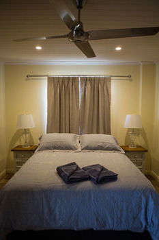 The Wattle Lodge - Accommodation Burleigh 4