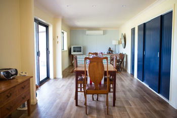 The Wattle Lodge - Accommodation Burleigh 14