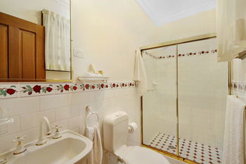 CBC Bed & Breakfast & Cafe - Accommodation Burleigh 28