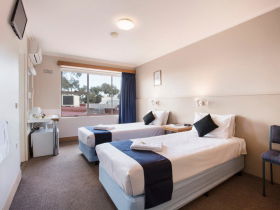 Carlyle Hotel - Accommodation Burleigh 2