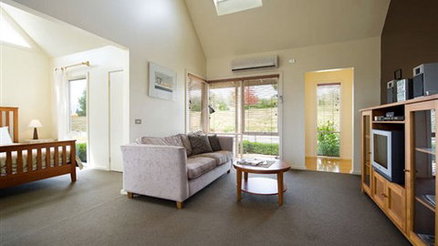 Armley Park - Accommodation Burleigh 2