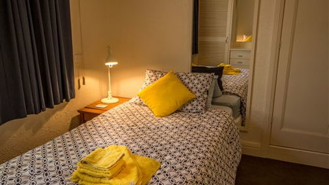 Benson House And Benson Lodge - Accommodation Burleigh 2