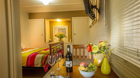 Benson House And Benson Lodge - Accommodation Burleigh 5