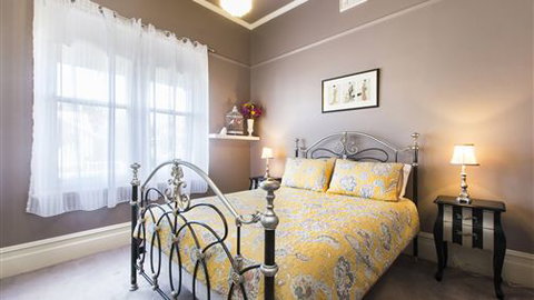 Avalon Guesthouse - Accommodation Burleigh 2