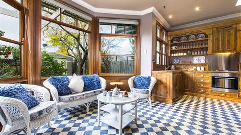 Avalon Guesthouse - Accommodation Burleigh 3
