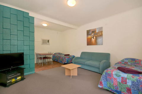 Hello Adelaide Motel + Apartments - Accommodation Burleigh 2